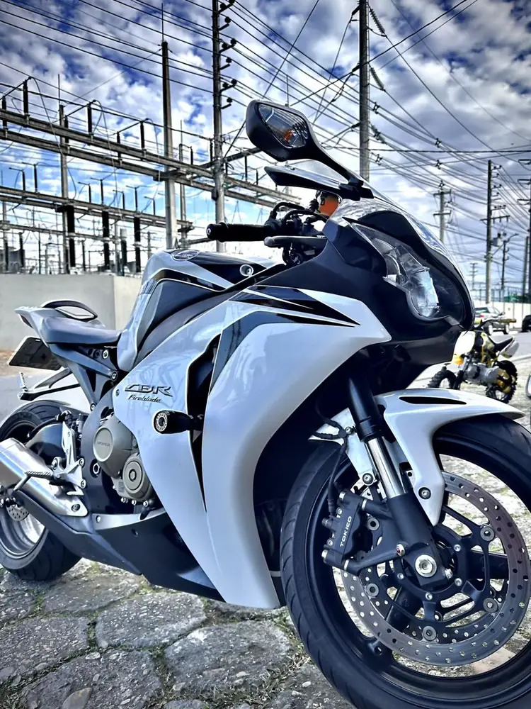 Honda CBR 1000RR branca atendida pela Leal Moto Parts