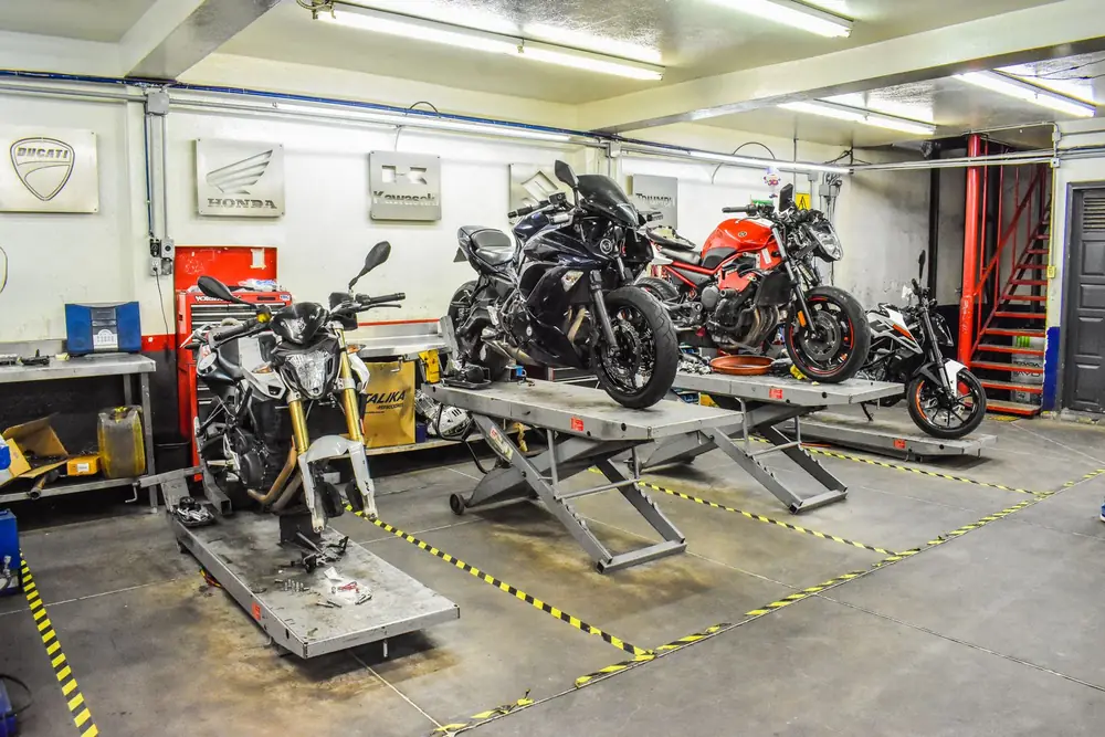 Motos em elevadores no box de revisão da oficina